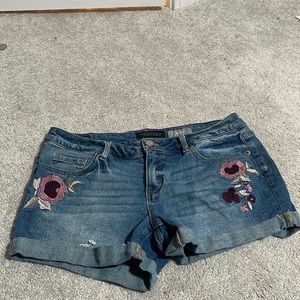 Embroidered Aeropostale midi jean shorts size 10